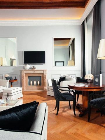 Luxuriöses Wohnzimmer mit Kamin und stilvollen Sitzgelegenheiten