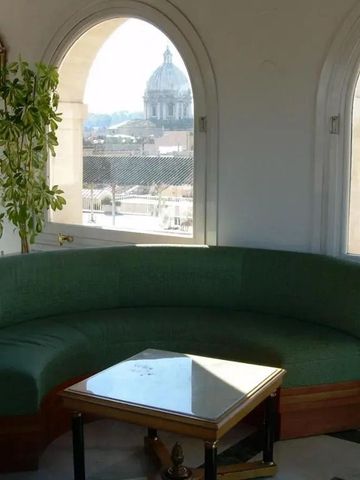 Grünes Sofa mit Panoramablick auf Stadtlandschaft und Kuppel