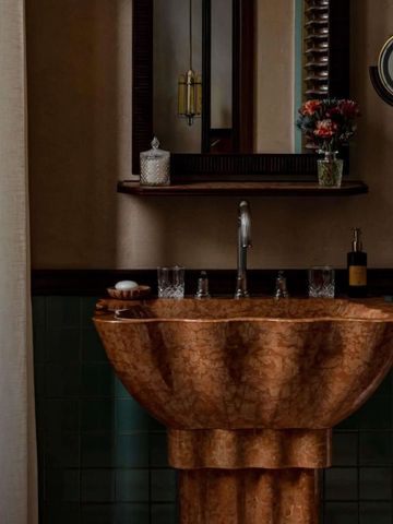 Elegantes Badezimmer mit aufwendigem Waschbecken aus Naturstein