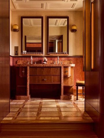 Luxuriöses Badezimmer mit warmen Holztönen und eleganter Ausstattung