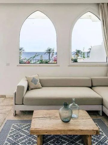 Helle Suite mit Meerblick und gemütlicher Sitzecke vor großen Fenstern