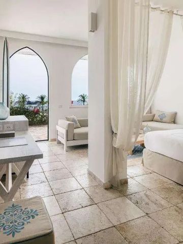 Geräumiges Zimmer mit privater Terrasse und Meerblick in heller Gestaltung