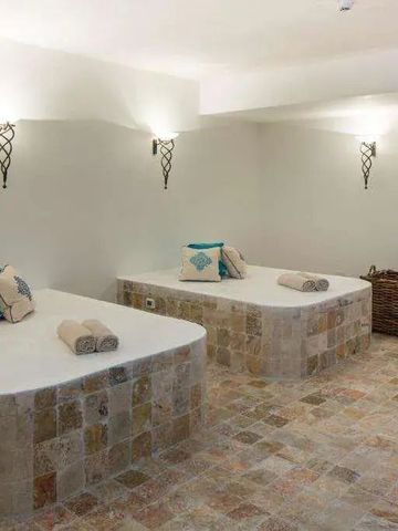 Entspannungsbereich im Spa mit zwei bequemen Liegen und sanfter Beleuchtung