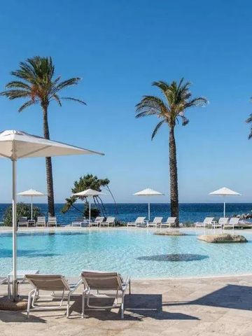 Infinity-Pool mit Palmen und Meerblick im Falkensteiner Resort Capo Boi