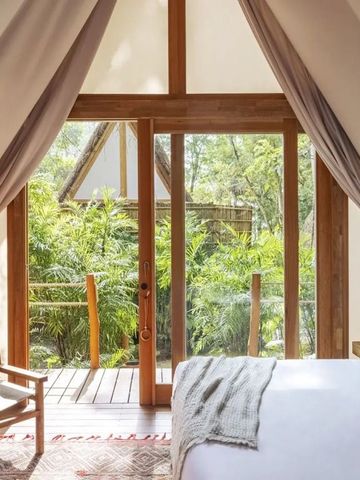 Zimmer mit Terrasse und üppiger Vegetation