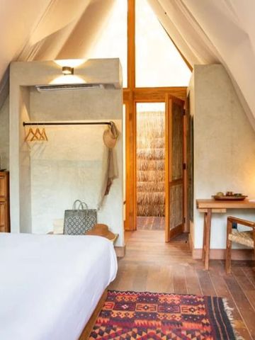 Zimmerinterieur mit Schreibtisch und gemütlichem Design