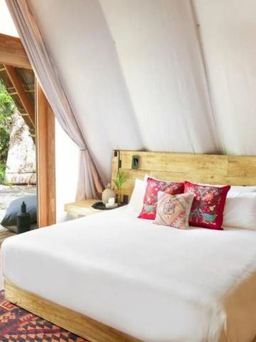 Modernes Bett mit hölzerner Einrichtung und Dekoration