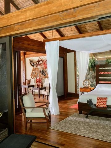 Offenes Schlafzimmer mit Zugang zur Terrasse