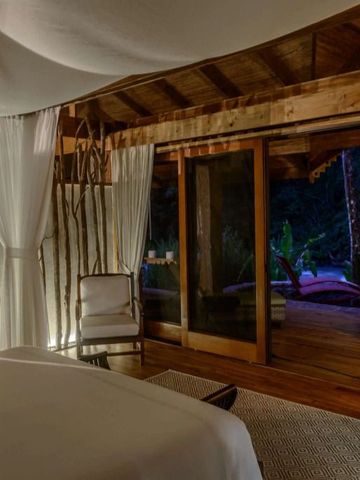 Romantisches Schlafzimmer mit Blick in die Natur