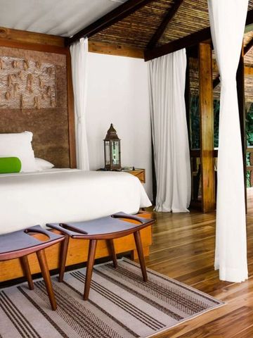 Geräumiges Schlafzimmer mit Holzboden und Waldblick