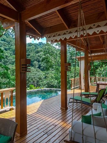 Überdachte Terrasse mit Blick auf Infinity Pool und Regenwald