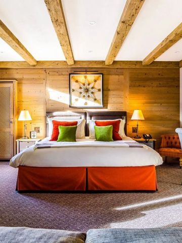 Luxuriöses Hotelzimmer mit Holzbalken und eleganter Einrichtung