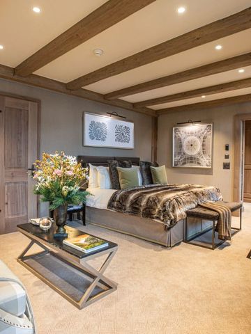 Großzügige Suite mit stilvoller Dekoration und Blumenarrangement