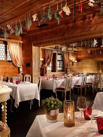 Rustikales Restaurant mit Holzmöbeln und dekorativen Kräutern