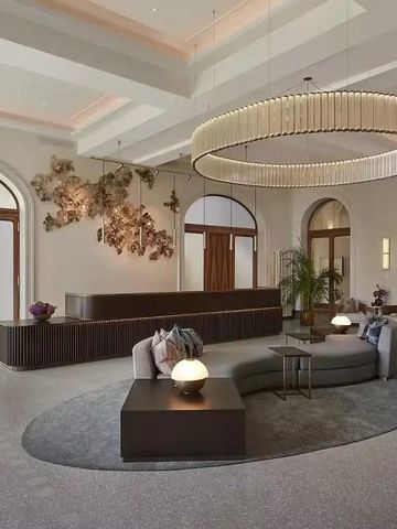Elegant gestaltete Lobby mit stilvollen Möbeln und Beleuchtung.
