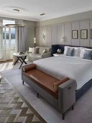 Großzügiges Gästezimmer mit direktem Seeblick und luxuriöser Einrichtung.