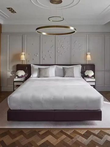 Modernes Schlafzimmer mit stilvollem Dekor und komfortablem Bett.