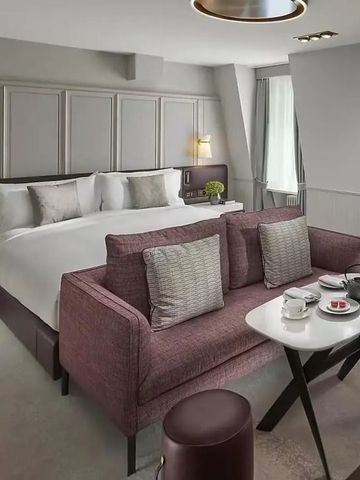 Elegantes Gästezimmer mit Sitzbereich und harmonischer Farbgebung.