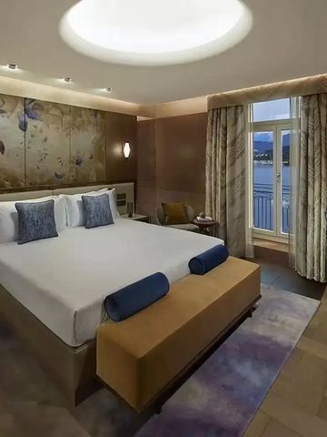 Elegantes Hotelzimmer mit großem Bett und Blick auf den See
