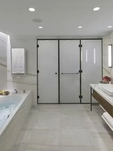 Helles Badezimmer mit großer Badewanne und edlem Design