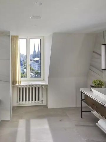 Helles Badezimmer mit großem Fenster und modernem Waschtisch