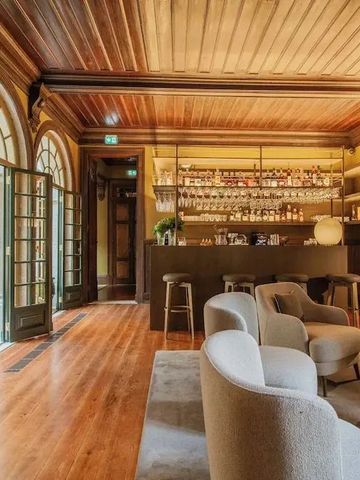 Stilvolle Lounge mit Holzdecke und Bar im Palacete Severo