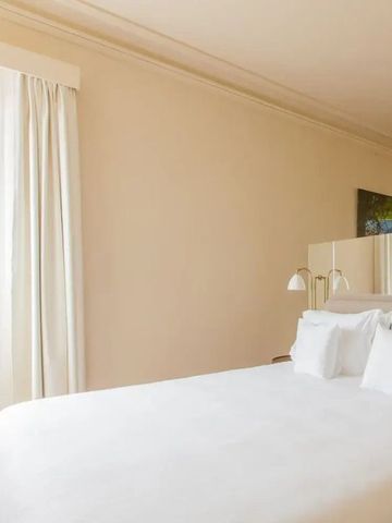 Helles Gästezimmer mit großen Fenstern im Palacete Severo