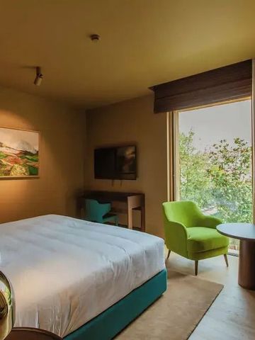 Moderne Suite mit Sitzbereich und Gartenblick im Palacete Severo