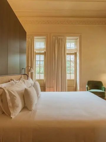 Luxuriöses Schlafzimmer mit klassischem Design und hellen, eleganten Fenstern