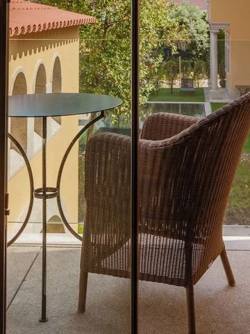 Gemütliche Terrasse mit Blick auf den gepflegten Garten des Hotels