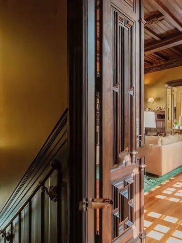 Eleganter Eingangsbereich mit Holztüren und Buntglasfenster