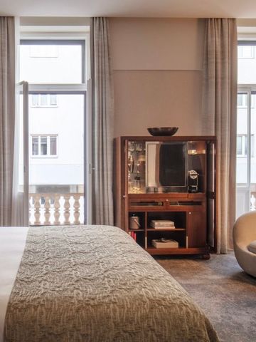 Elegantes Hotelzimmer mit großen Fenstern und klassischem Interieur