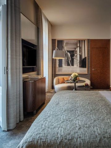 Geräumiges Hotelzimmer mit großem Fenster und gemütlicher Sitzecke