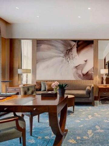 Geräumiges Wohnzimmer mit moderner Kunst und eleganter Einrichtung.