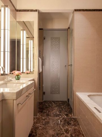 Luxuriöses Badezimmer mit Badewanne und hochwertiger Ausstattung.