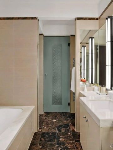 Modernes Badezimmer mit Doppelwaschbecken und Badewanne im Anantara Palais Hansen Vienna Hotel