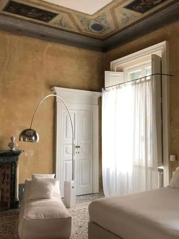 Elegantes Schlafzimmer mit antiker Decke und modernen Möbeln