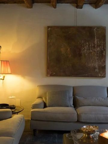 Gemütliches Wohnzimmer mit Sofas, Kunstwerk und Beleuchtung