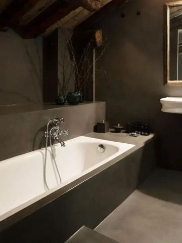 Luxuriöses Badezimmer mit freistehender Badewanne und modernem Design.