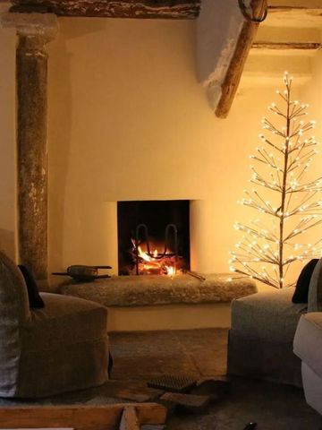 Gemütlicher Kaminplatz mit Dekor und Beleuchtung