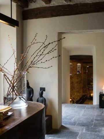 Elegantes Interieur mit Steinboden und Holzdeckenbalken