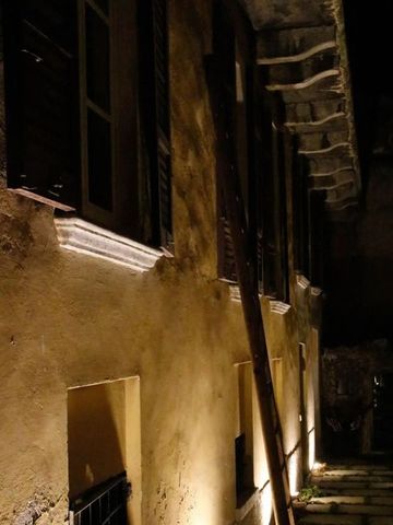 Historische Fassade des Hotels bei Nachtbeleuchtung