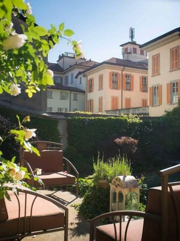 Idyllischer Garten mit Sitzbereich im Innenhof