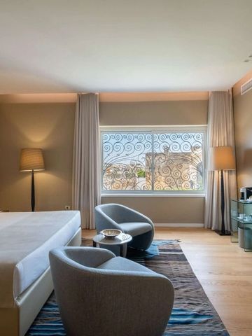 Modernes Hotelzimmer mit eleganter Einrichtung und stilvollem Dekor