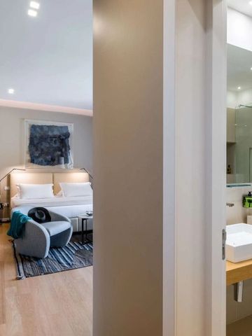 Helles Zimmer mit modernem Bad und stilvollem Design