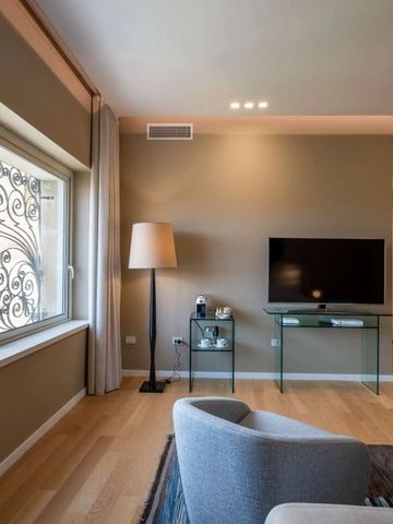 Helles Wohnzimmer mit großem Fenster und moderner Einrichtung