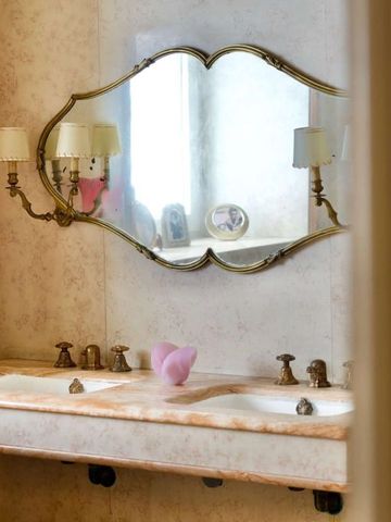 Elegantes Badezimmer mit stilvollem Spiegel und klassischen Armaturen