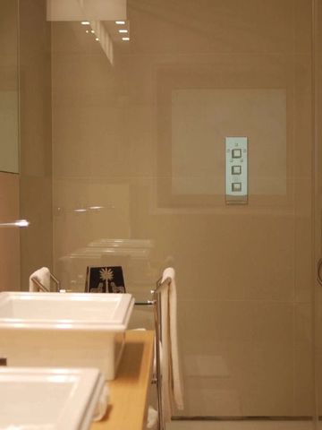 Minimalistisches Badezimmer mit großer Dusche und hellem Interieur