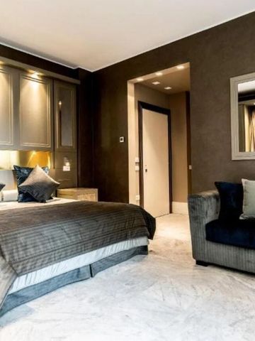 Geräumiges Zimmer mit Doppelbett, eleganter Couch und stilvollen Möbeln