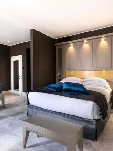 Helles und elegantes Schlafzimmer mit Doppelbett und modernen Möbeln.